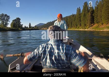 Tim und Joanne Linehan, Eigentümer der Linehan Outfitting Company, Fliegenfischen auf dem Kootenai River. Lincoln County, Montana. (Foto von Randy Beacham) ` Stockfoto